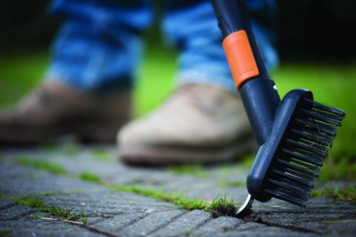 Fiskars QuikFit™ Járdatisztító kefe (1000657)