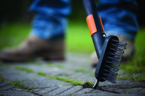 Fiskars QuikFit™ Járdatisztító kefe (1000657)