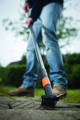 Fiskars QuikFit™ Járdatisztító kefe (1000657)