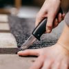 Fiskars Kés építőipari munkákhoz, tokba épített élezővel (1023617)