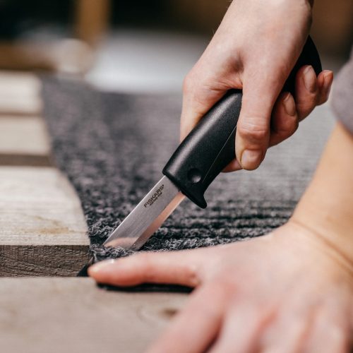 Fiskars Staysharp™ kés építőipari munkákhoz, tokba épített élezővel (1023617)