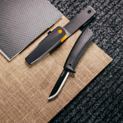 Fiskars Staysharp™ kés építőipari munkákhoz, tokba épített élezővel (1023617)