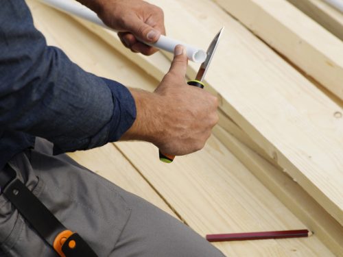 Fiskars Staysharp™ kés épületgépészeti munkákhoz, tokba épített élezővel (1023619)