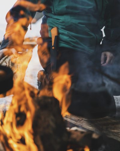 Fiskars Staysharp™ kés épületgépészeti munkákhoz, tokba épített élezővel (1023619)