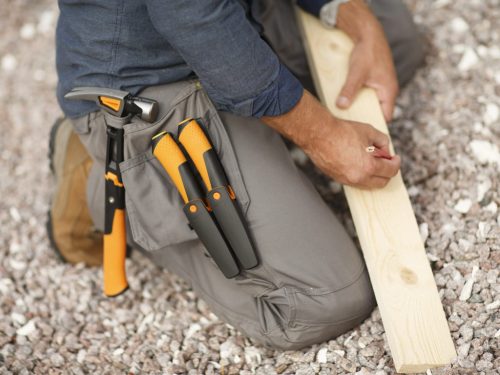 Fiskars Staysharp™ ácskés, tokba épített élezővel (1023621)