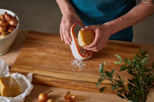 Fiskars Functional Form Reszelő tálkával, fehér (1019530)