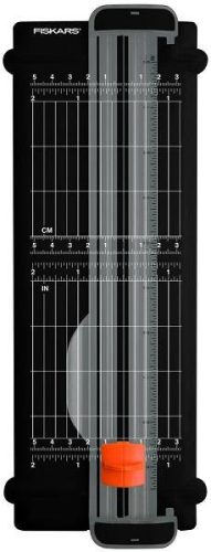 Fiskars Vágóasztal titánium bevonatos pengével, A5 újrahasznosított 22cm (1004723)