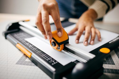 Fiskars Vágóasztal, újrahasznosított műanyagból A4 méretű, 45mm-es, titánium bevonatú görgős vágóbetéttel (1004640)