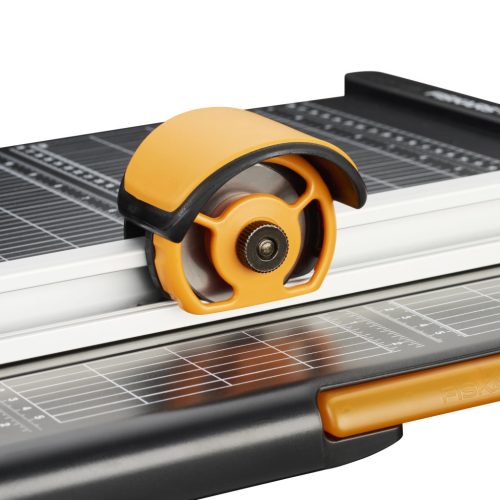 Fiskars Vágóasztal, újrahasznosított műanyagból A4 méretű, 45mm-es, titánium bevonatú görgős vágóbetéttel (1004640)