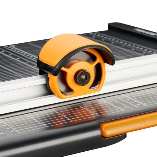 Fiskars Vágóasztal, újrahasznosított műanyagból A4 méretű, 45mm-es, titánium bevonatú görgős vágóbetéttel (1004640)