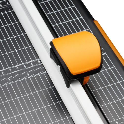 Fiskars Vágóasztal, újrahasznosított műanyagból A4 méretű, 45mm-es, titánium bevonatú görgős vágóbetéttel (1004640)